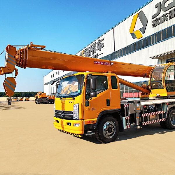 شاحنة الرافعة الاحترافية *HOWO* بوزن 12 طن – الأداء القوي بين يديك من *معدات الرؤية