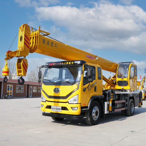 شاحنة الرافعة الاحترافية *HOWO* بوزن 8 طن – الأداء القوي بين يديك من *معدات الرؤية